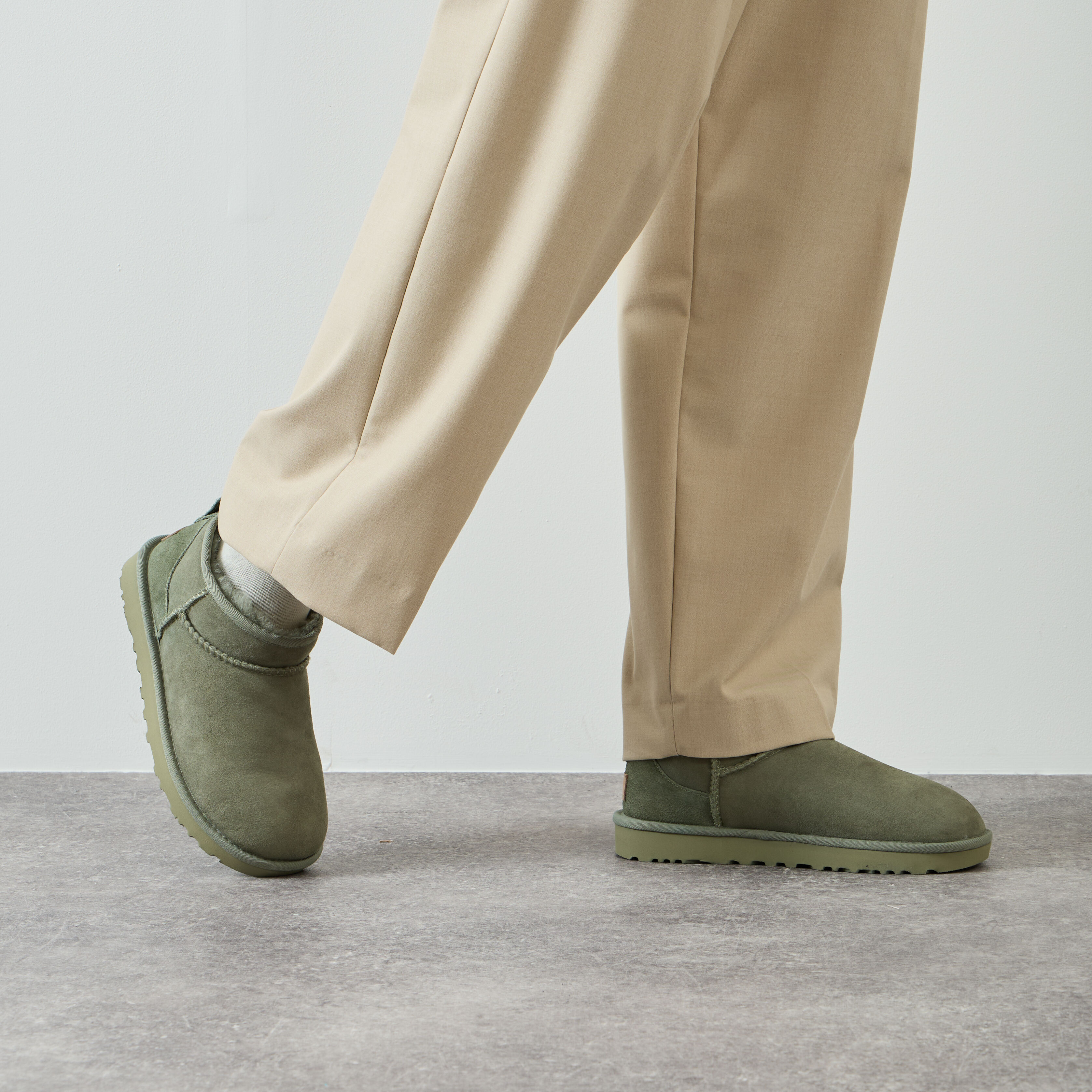 UGG CLASSIC ULTRA MINI KAKI SNEAKERS DONNA Courir